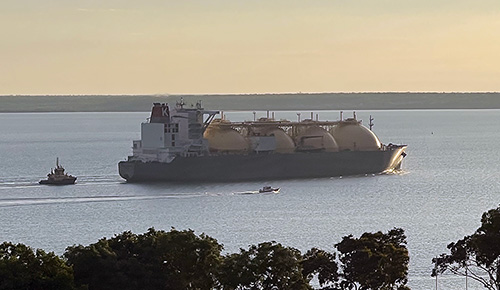 Gas transport ship leaves Darwin port